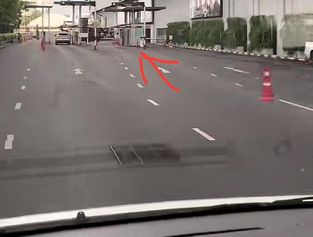 Женщина страдает после шока от машины по выдаче парковочных билетов в торговом центре