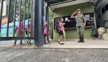 Закрытие границы защищает студентов, но сильно ударяет по местному бизнесу