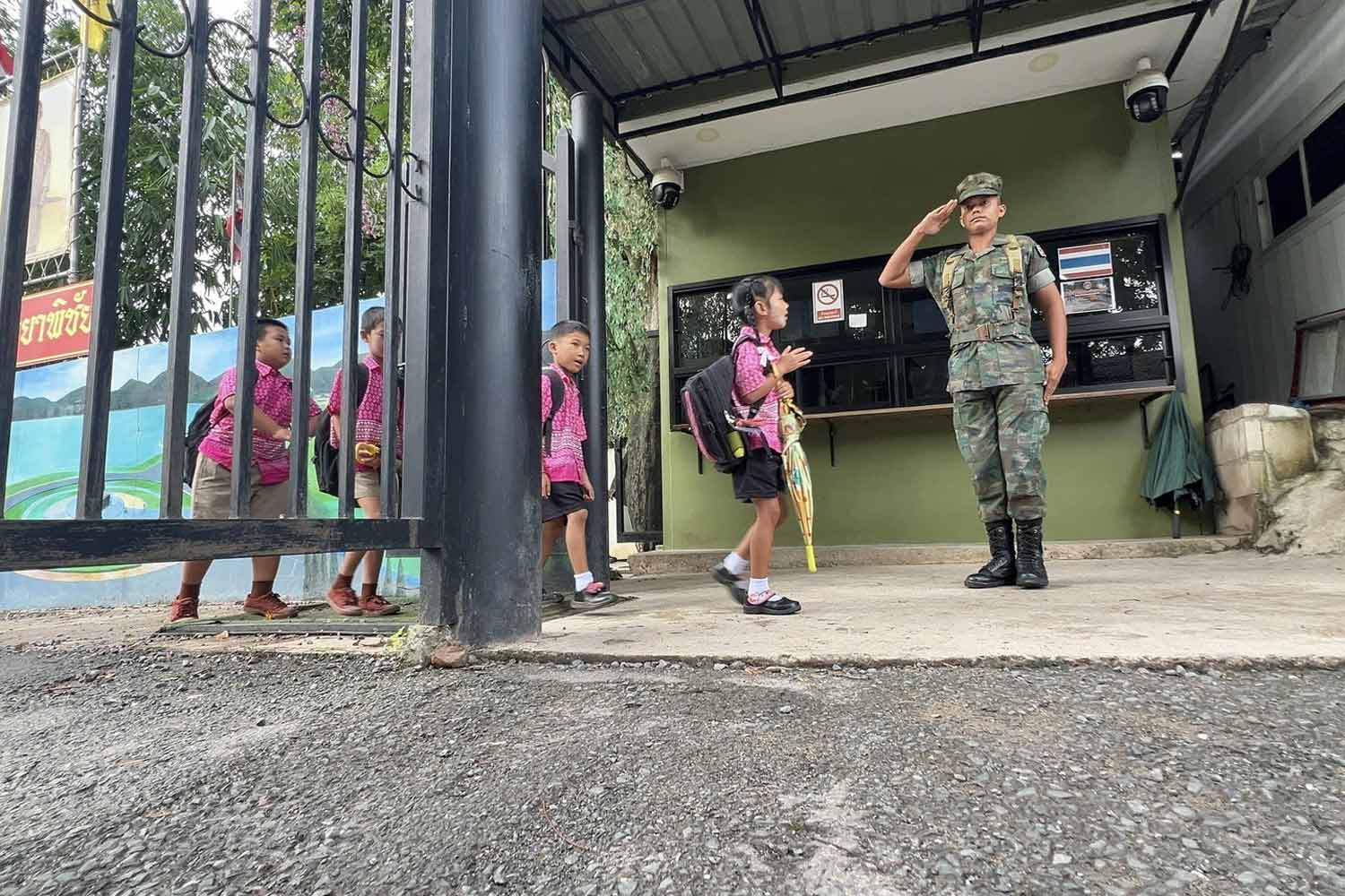 Закрытие границы защищает студентов, но сильно ударяет по местному бизнесу