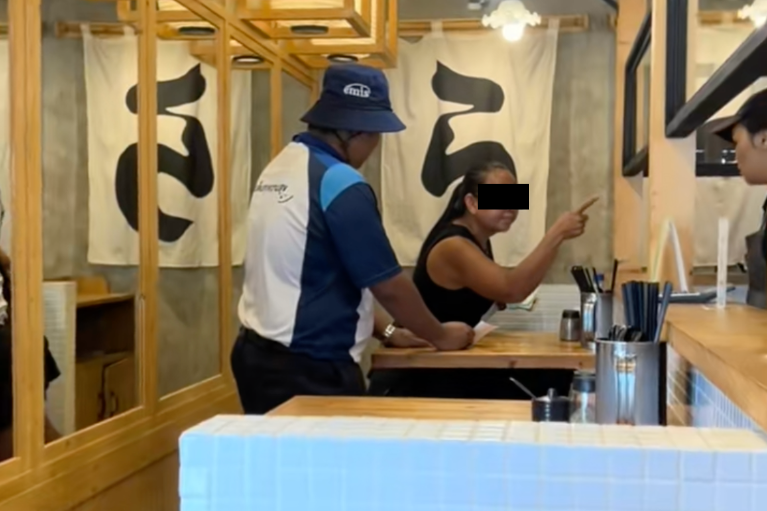 Закусочная отказывается платить НДС, что вызвало скандал в ресторане