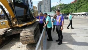 Заместитель мэра Паттайи ведет уборку затопленных причальных буев