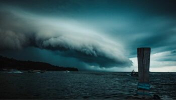 Из-за ливня в Таиланде 57 провинций поют под дождем