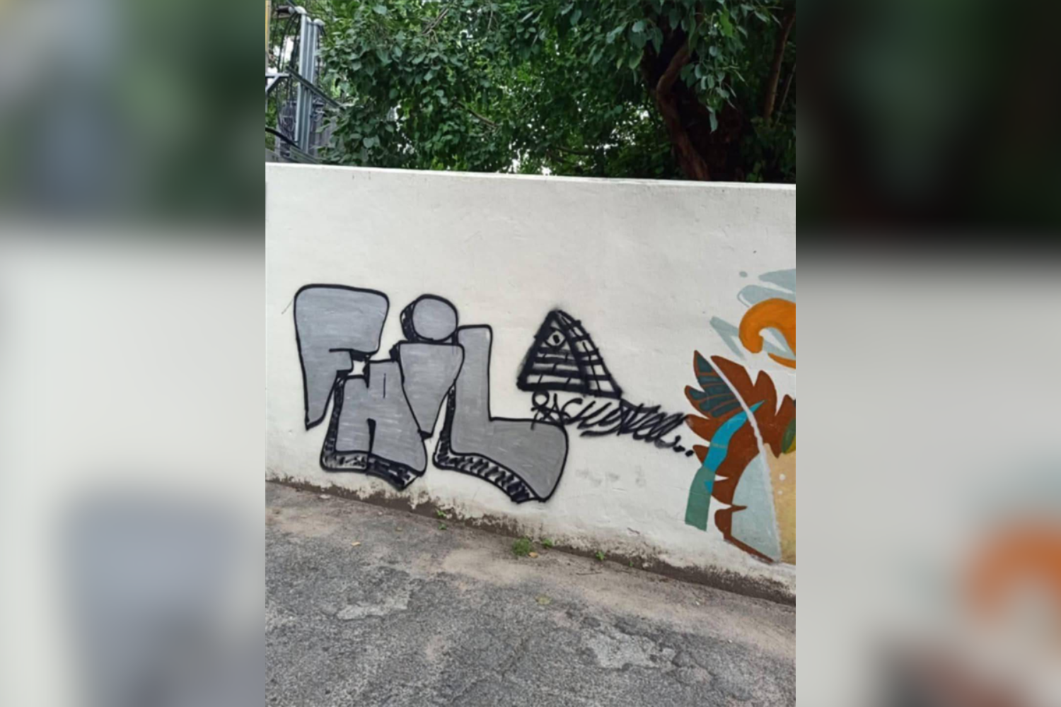 Иностранец осквернил стену храма в Чиангмае