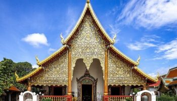 Иностранный турист осквернил храм в Чиангмае, полиция разыскивает подозреваемого