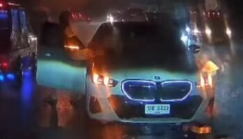 Иностранный человек движется против потока транспорта и сталкивается с водителем на Пхукете