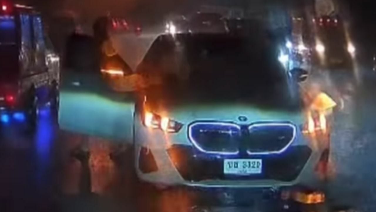 Иностранный человек движется против потока транспорта и сталкивается с водителем на Пхукете