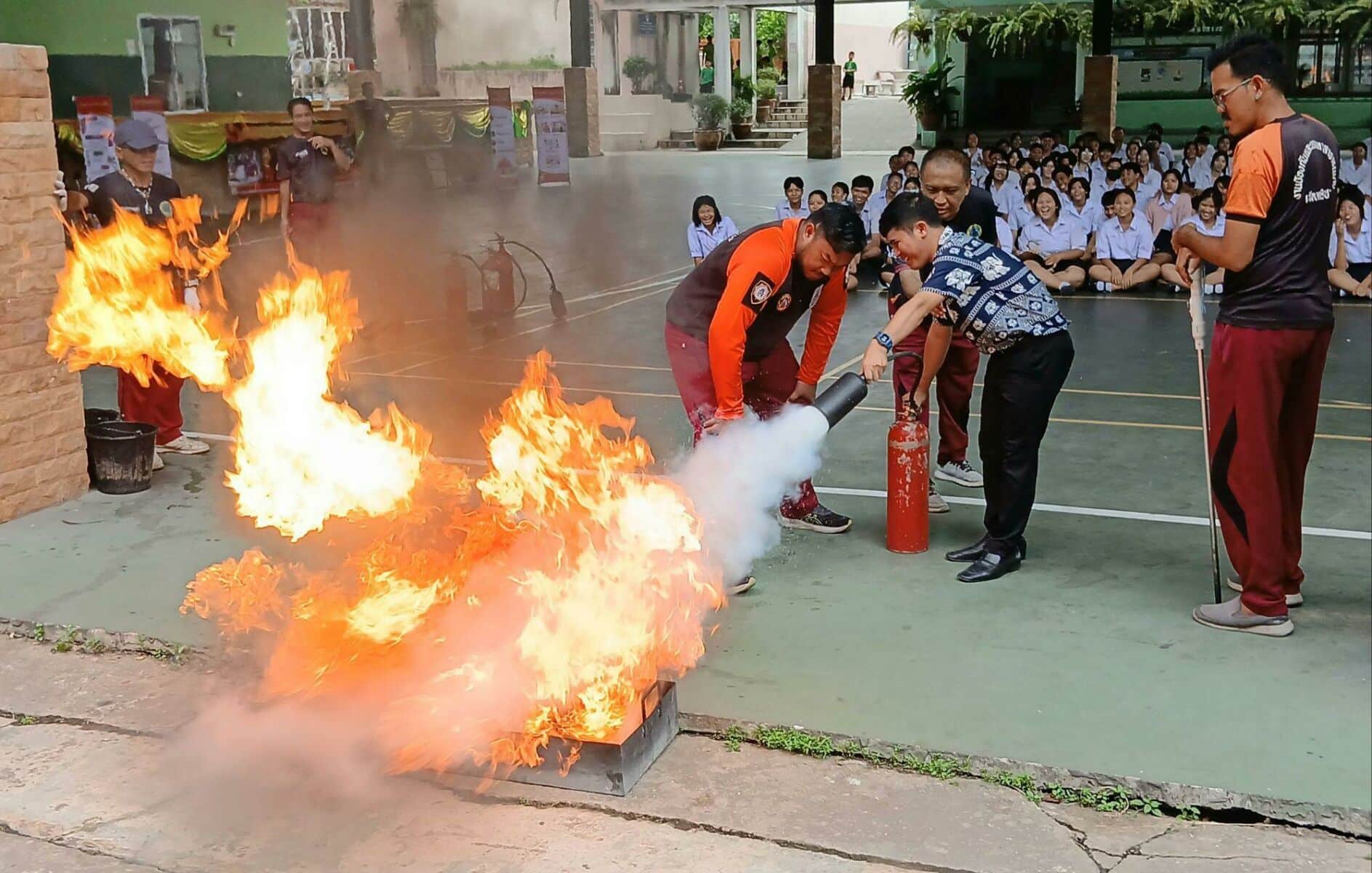Исковое заявление: Тайские школьники борются с огнем с помощью фритюрниц