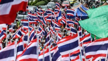 Как может развиваться политический кризис в Таиланде, пока премьер-министр борется за свою должность