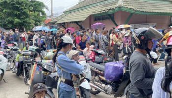 Камбоджийцы хлынули на тайскую границу, чтобы купить топливо