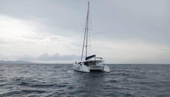 Катамаран проплывает 24 мили, прежде чем его благополучно обнаружат на Пхукете