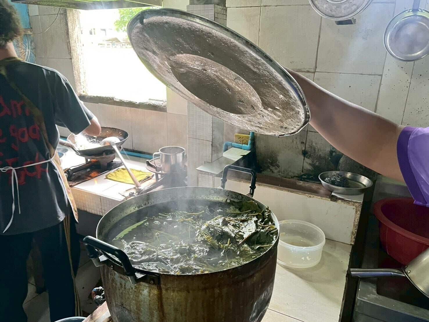 Кафе в Чианг Рае поймали на подаче чая с краптом школьникам