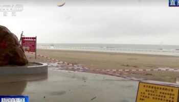 Китай закрывает южные пляжи в связи с тем, что тропический шторм Утип достиг суши; Тайланд внимательно следит за ситуацией