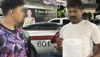 Классный трансвестит! Индийский турист ополаскивается в отеле Паттайи