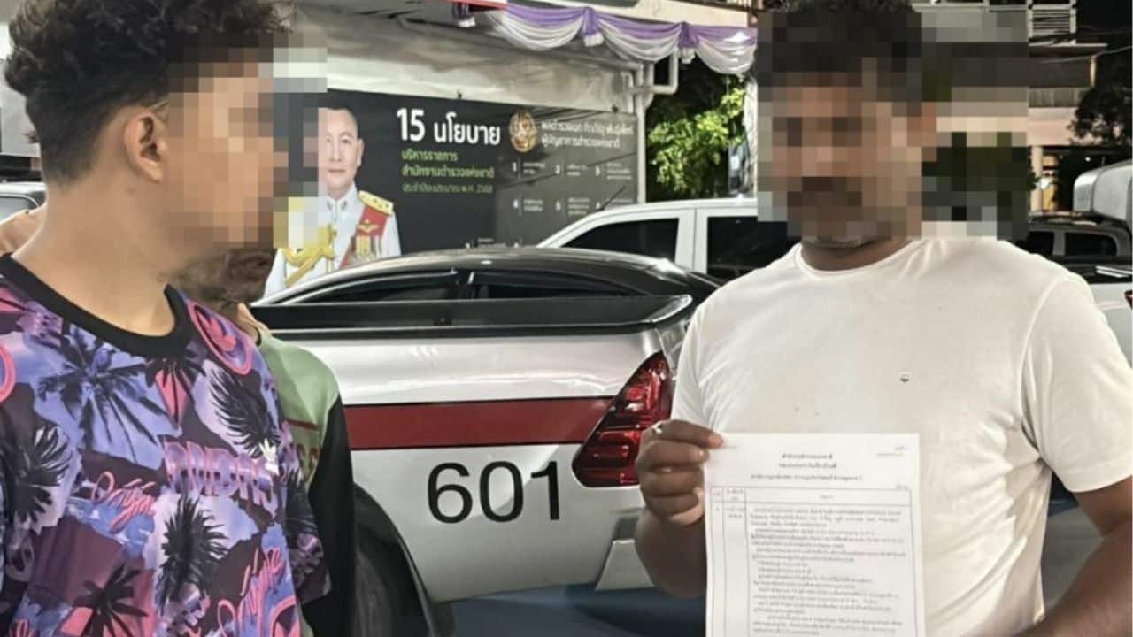 Классный трансвестит! Индийский турист ополаскивается в отеле Паттайи