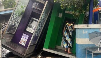 Клиент АТМ не смущен, когда буря сбивает дерево на киоск