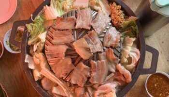 Комментарии клиентов о пустом ресторане, diners бьет его стаканом.