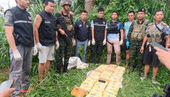 Контрабандисты, убегая, оставляют 460,000 таблеток скорости в Чианг Мае