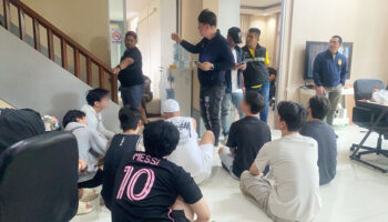 Корейские денежные мошенники прыгнули с виллы в Чонбури во время полиции рейда