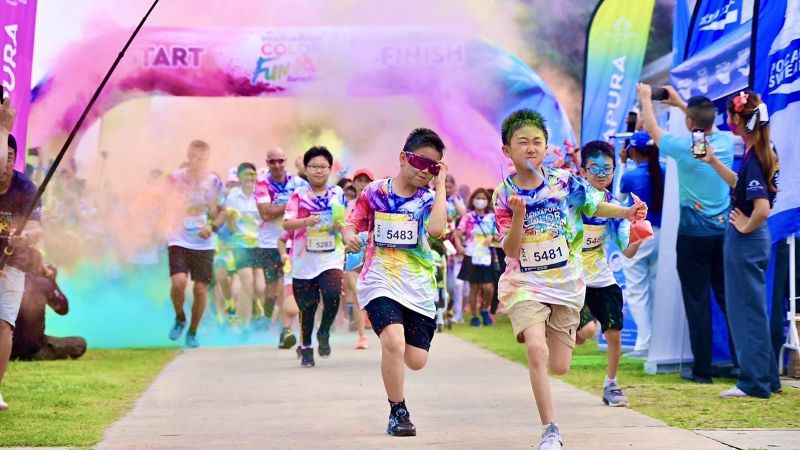 Красочный забег на Пхукете собрал более 1000 участников
