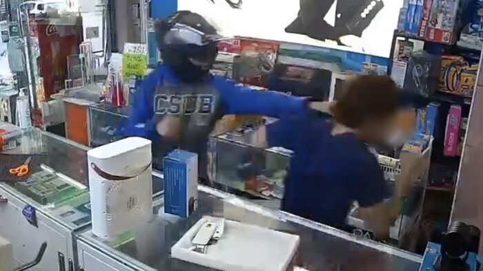 Курьерский райдер напал на владельца мобильного магазина из-за задержки посылки в Нонтхабури