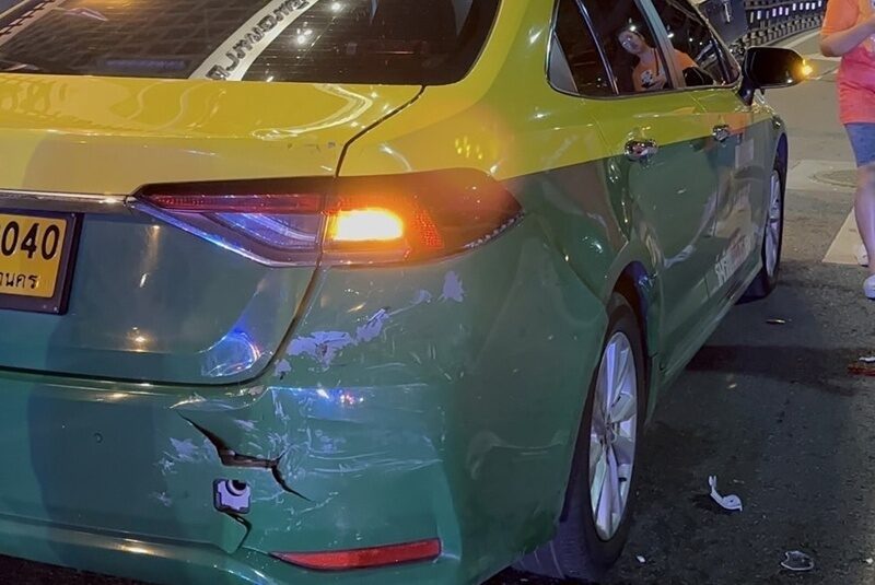 Массированное мотоциклетное ДТП рядом с аэропортом Дон Муанг ранило троих