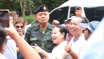 Местные жители и туристы собираются, чтобы поддержать командира тайской армии на пограничном посту Та Мюен Тхом в Сурине