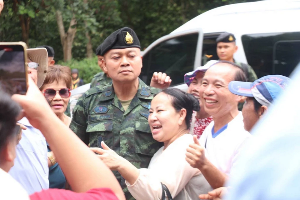 Местные жители и туристы собираются, чтобы поддержать командира тайской армии на пограничном посту Та Мюен Тхом в Сурине