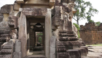 Министр Таиланда разъясняет правила закрытия спорного храма