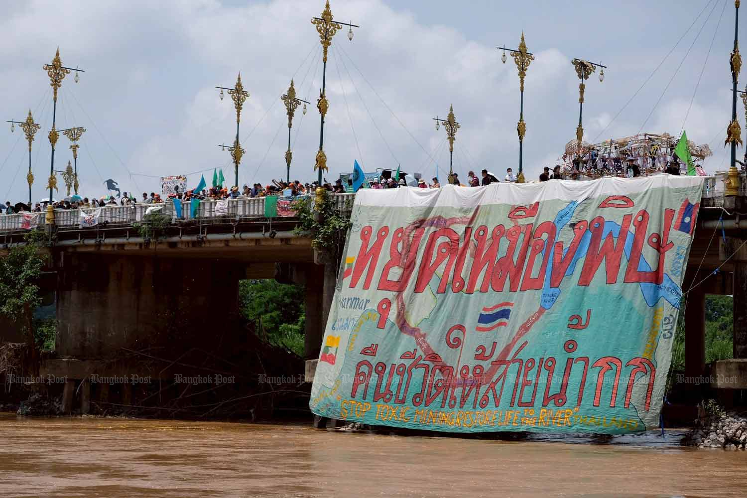 Митингующие на севере требуют прекратить добычу полезных ископаемых в Мьянме, загрязняющих реки