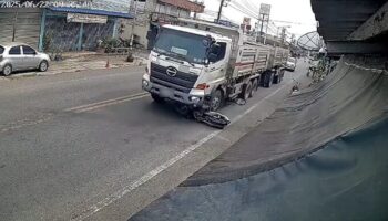 Мотоциклист погиб в столкновении с грузовиком с 18 колесами в Накхон-Саване