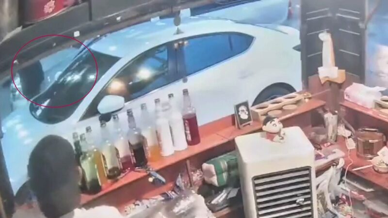 Мужчина был трагически застрелен на автостоянке торгового центра Phetchabun