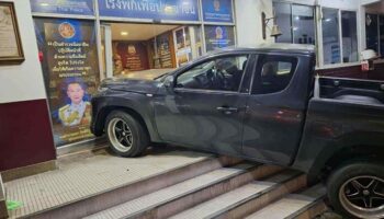 Мужчина оштрафован на 2000 бат за столкновение с полицейским участком в Бангкоке