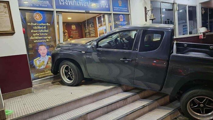 Мужчина оштрафован на 2000 бат за столкновение с полицейским участком в Бангкоке