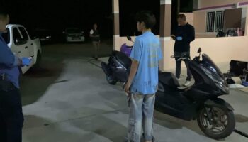 Мужчина прячется в ананасовом поле после резни с ножом в Сри Раче