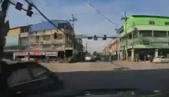 Мужчина с тайским топором повредил машину с ребенком внутри в дорожно-транспортном конфликте в Чонбури