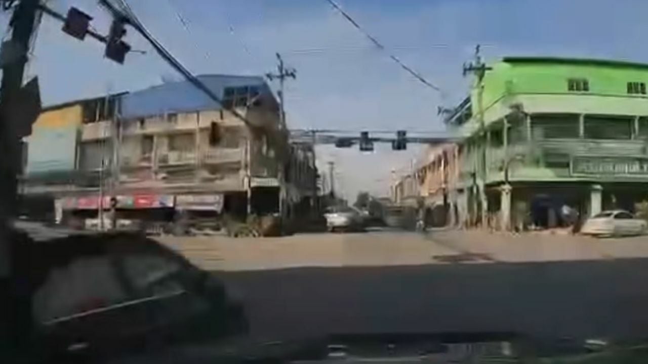 Мужчина с тайским топором повредил машину с ребенком внутри в дорожно-транспортном конфликте в Чонбури