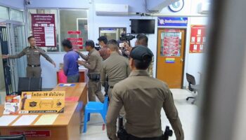 Мужчину Самут Сонгкхрам обвиняют в нападении на падчерицу в течение многих лет