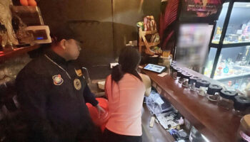 Мьянмский рабочий плачет во время рейда на российский кальянный бар на Ко Пхангане