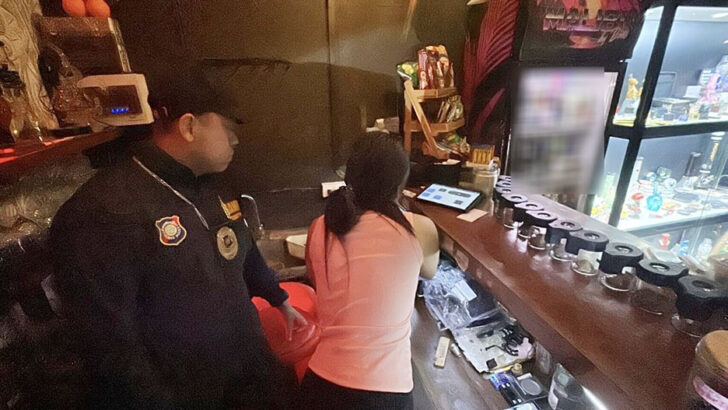 Мьянмский рабочий плачет во время рейда на российский кальянный бар на Ко Пхангане