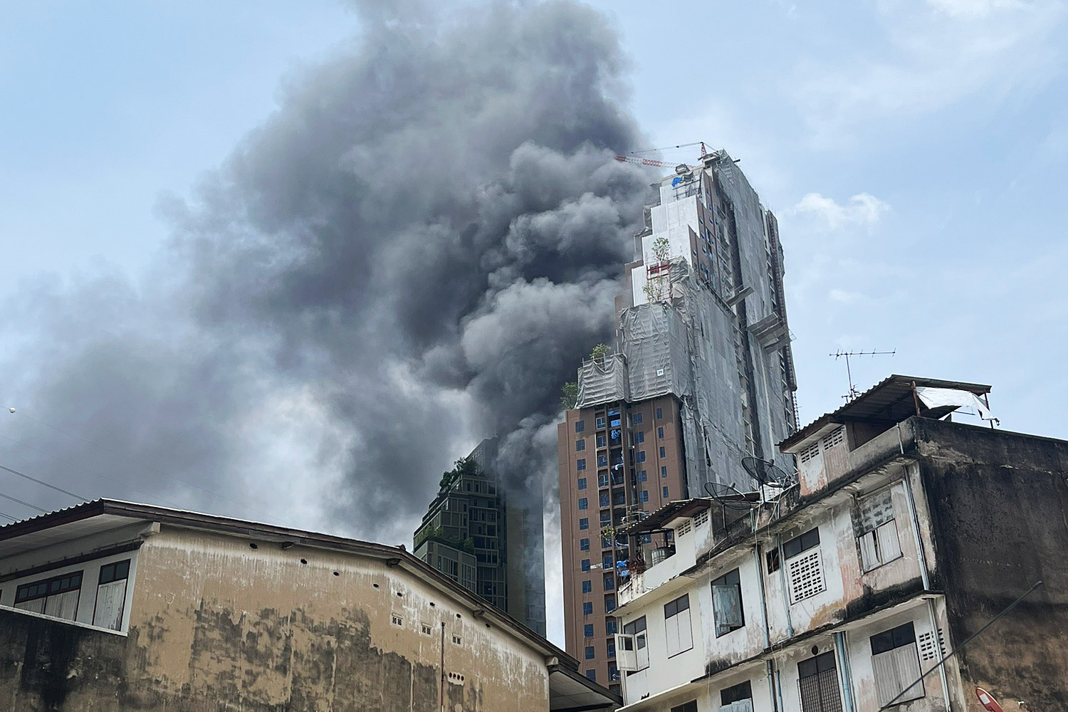 На строительной площадке кондоминиума в Бангкоке вспыхнул пожар