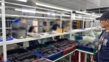 Незаконная фабрика электронных сигарет была обыскана в Патумтхани, 29 человек арестованы