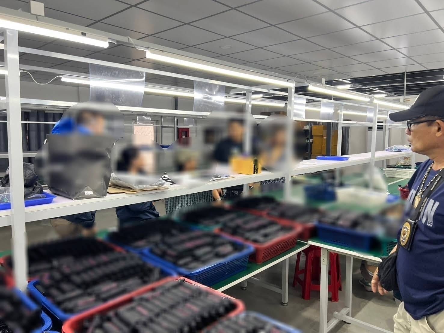 Незаконная фабрика электронных сигарет была обыскана в Патумтхани, 29 человек арестованы