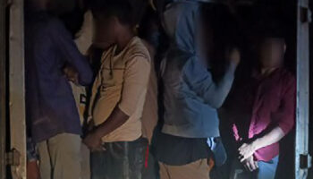 Незаконные мигранты, пойманные во время бегства от грузовика, застрявшего в грязи