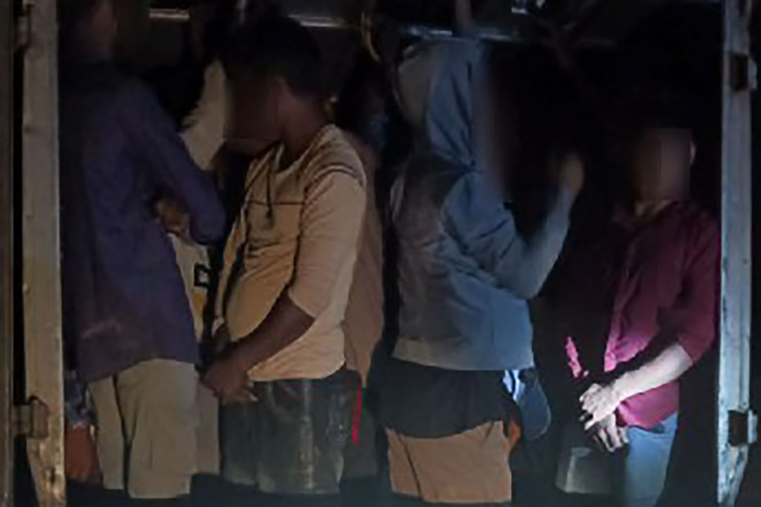 Незаконные мигранты, пойманные во время бегства от грузовика, застрявшего в грязи