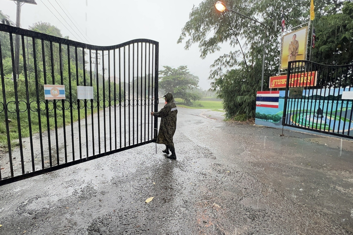 Неразбериха на границе Трат после того, как Камбоджа задержала открытие ворот
