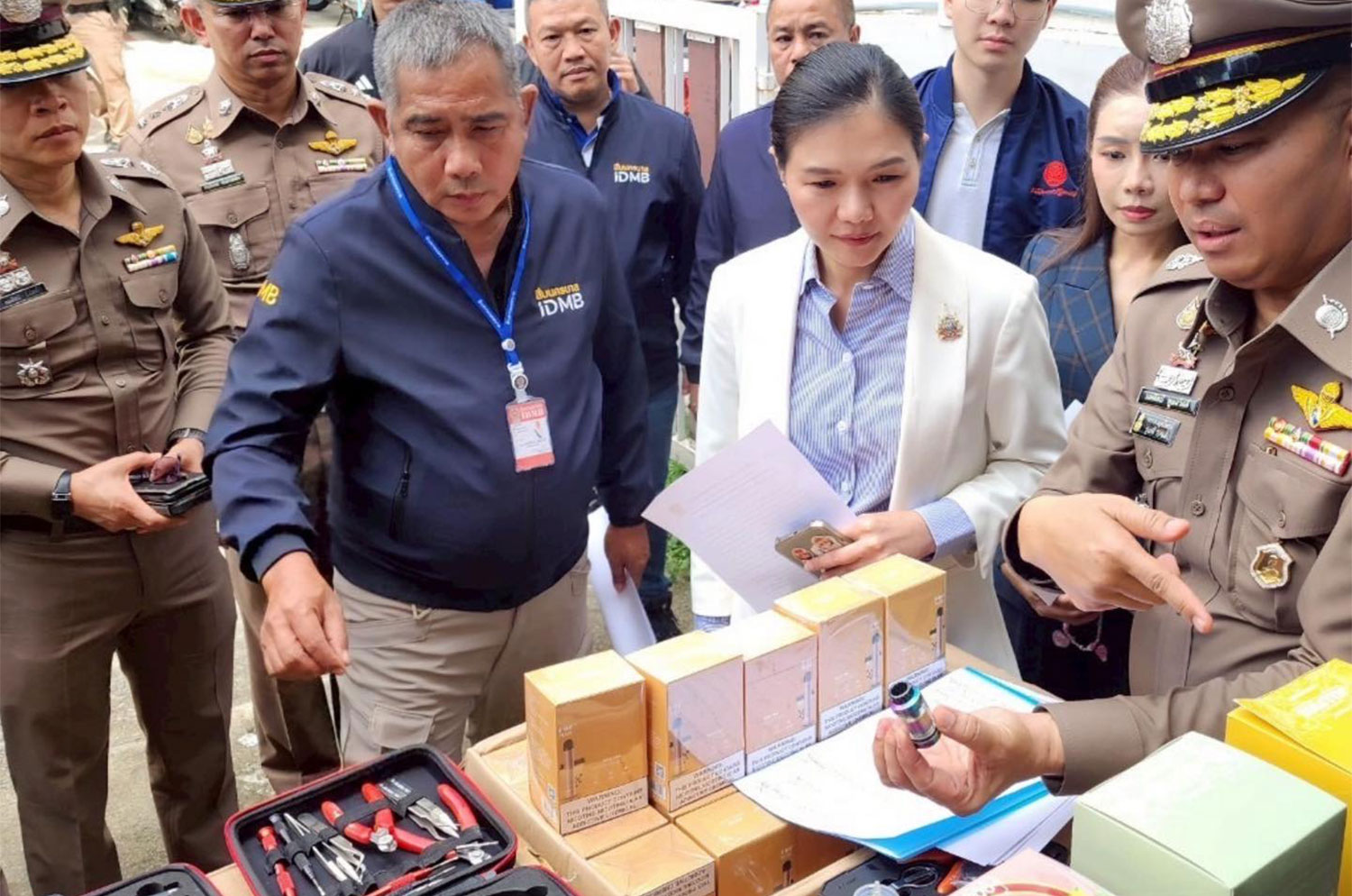 Несостоявшийся кандидат в городской совет, его соратники обвиняются в торговле вейпами