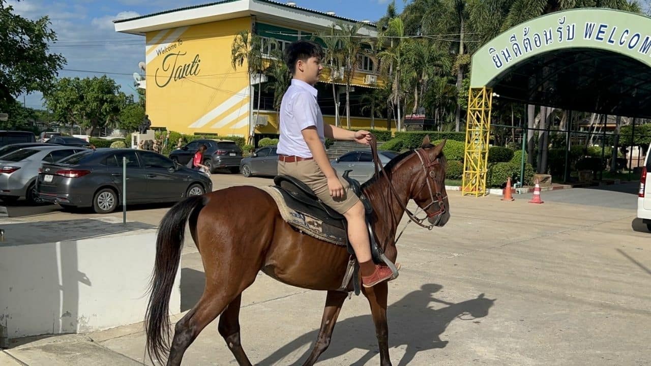 Нехорошие комментаторы: Тайский мальчик идет к школьной славе