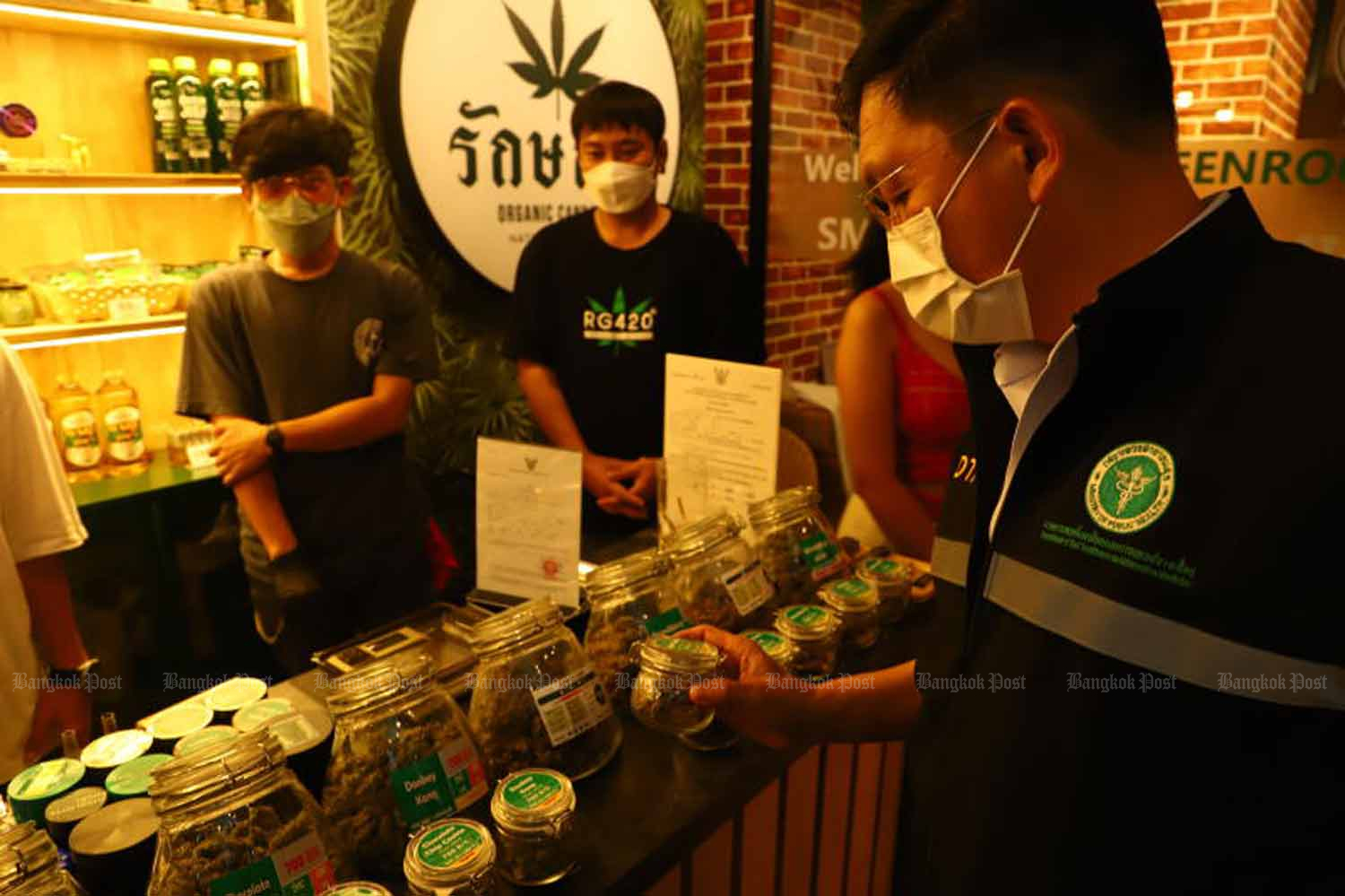 Новые меры контроля за канабисом также запрещают большую часть курения в магазинах