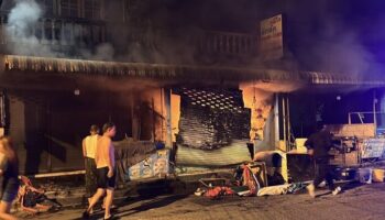 Огонь охватил магазин в Чонбури, владелец прыгнул с второго этажа