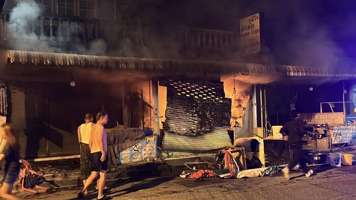 Огонь охватил магазин в Чонбури, владелец прыгнул с второго этажа